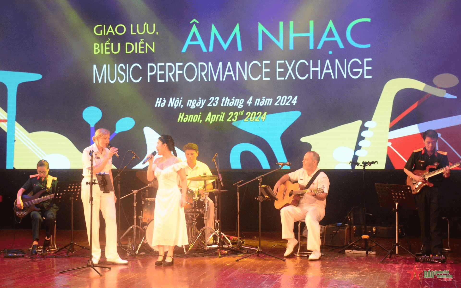 Ban nhạc Hải quân Hoàng gia Australia hát “Hello Việt Nam”