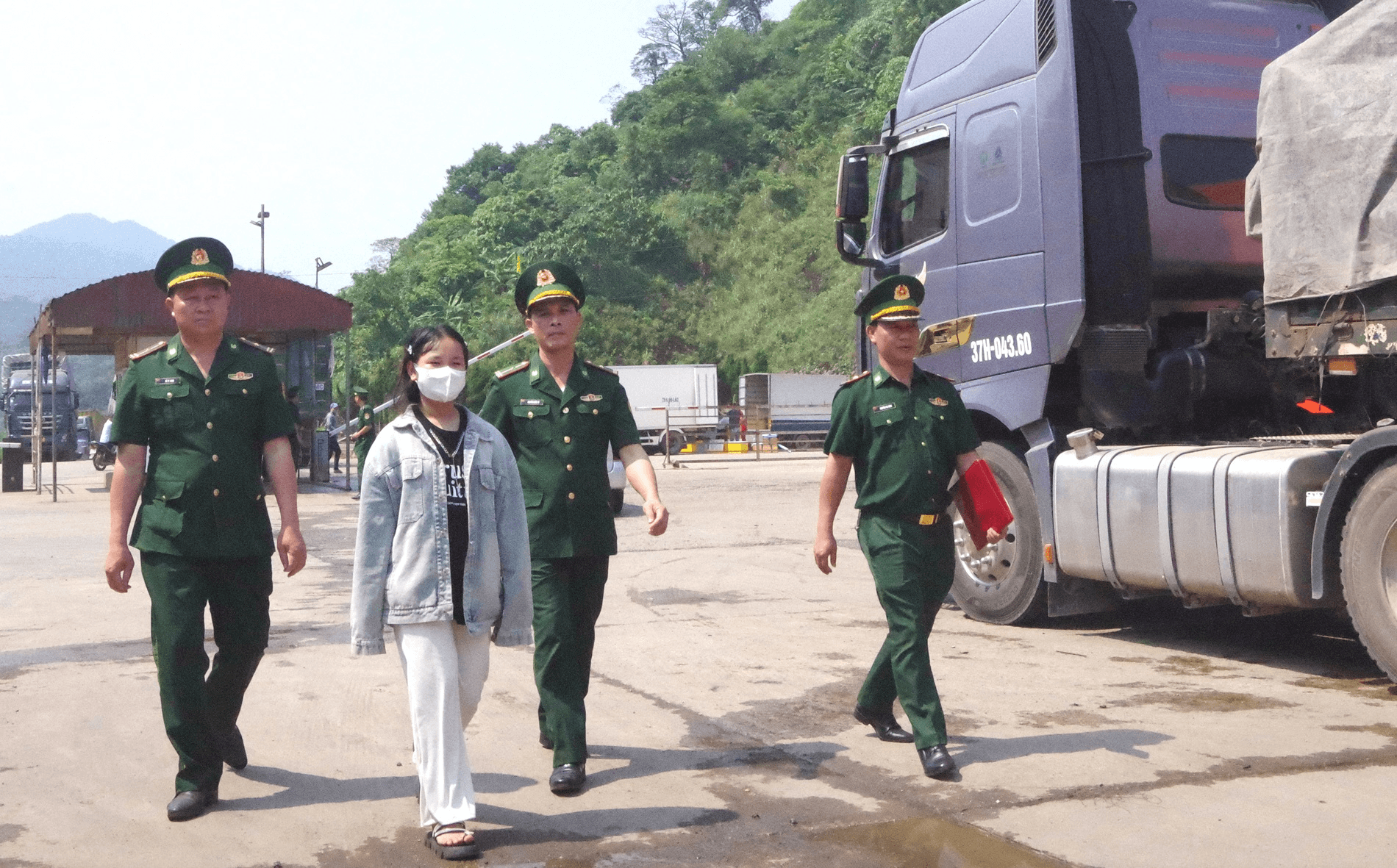 Giải cứu thành công cháu gái 13 tuổi bị lừa bán ra nước ngoài