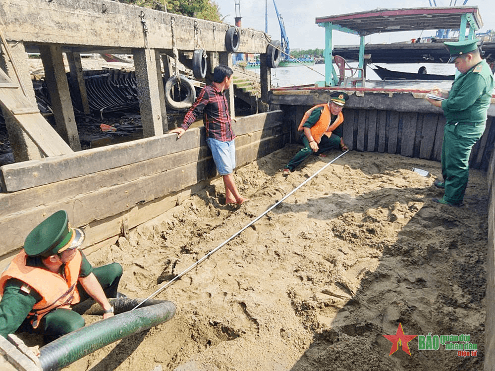 Trạm Biên phòng cửa khẩu cảng Nhà Rồng bắt giữ phương tiện vận chuyển cát trái phép