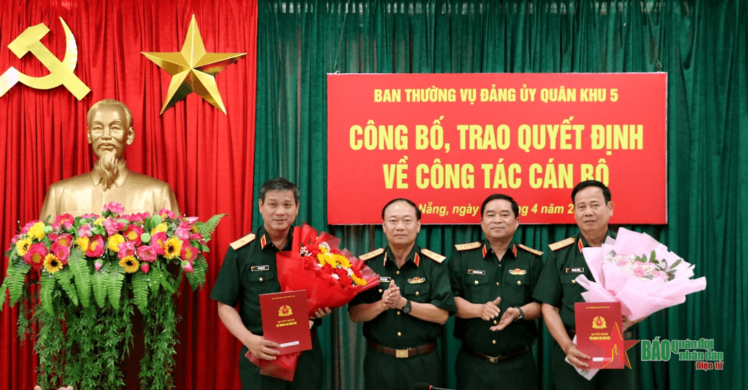 Quân khu 5 trao quyết định bổ nhiệm lại chức vụ và nâng lương sĩ quan cấp tướng