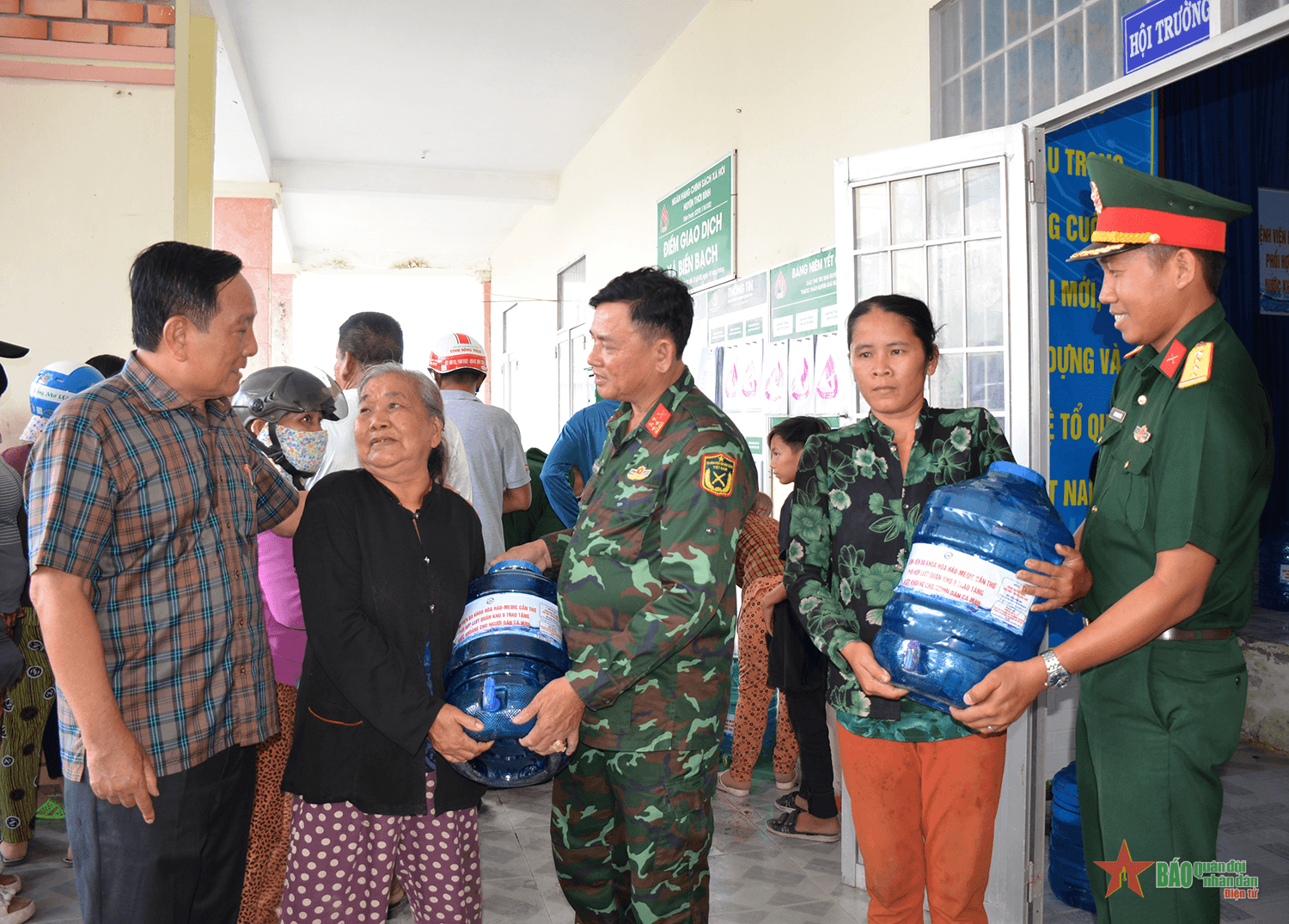 5.000 bình nước lọc được trao cho người dân vùng hạn mặn Cà Mau