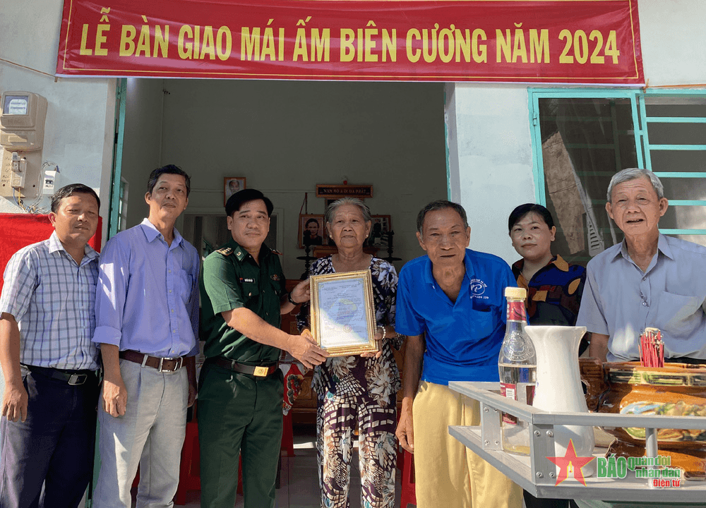 Bộ đội Biên phòng tỉnh An Giang bàn giao nhà “Mái ấm biên cương”
