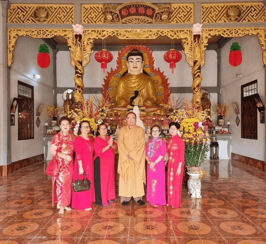 Người Việt sinh hoạt tôn giáo tại Lào