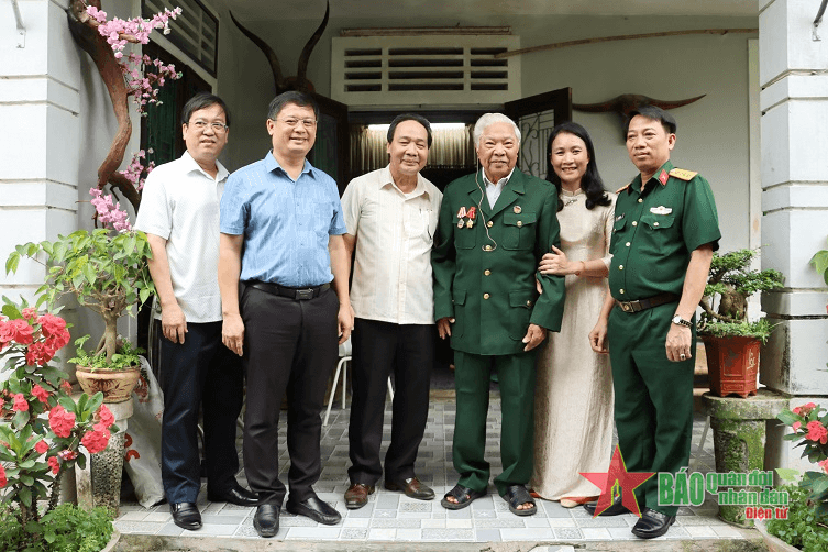 Lãnh đạo tỉnh Thừa Thiên Huế thăm, tặng quà chiến sĩ Điện Biên