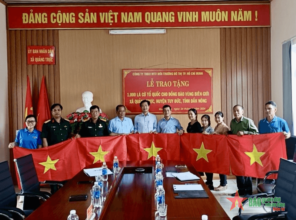 Trao tặng 1.000 lá cờ Tổ quốc cho người dân xã biên giới