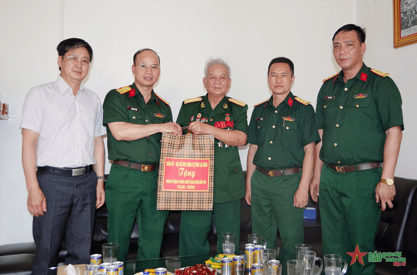 Bộ Chỉ huy Quân sự tỉnh Lai Châu thăm, tặng quà các chiến sĩ Điện Biên