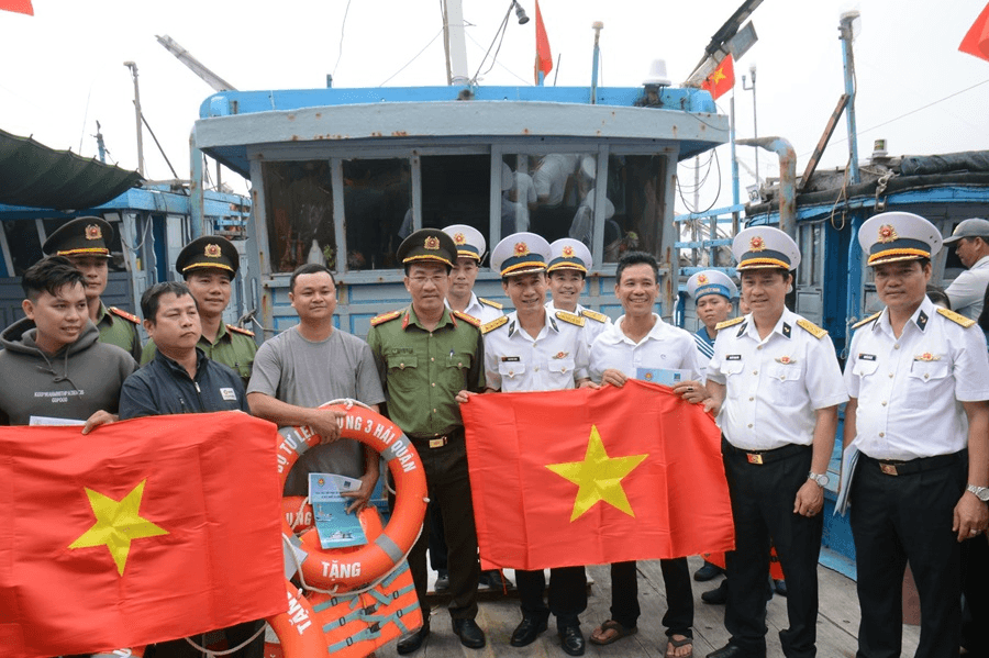 Gắn kết tình quân - dân để vươn khơi, bám biển