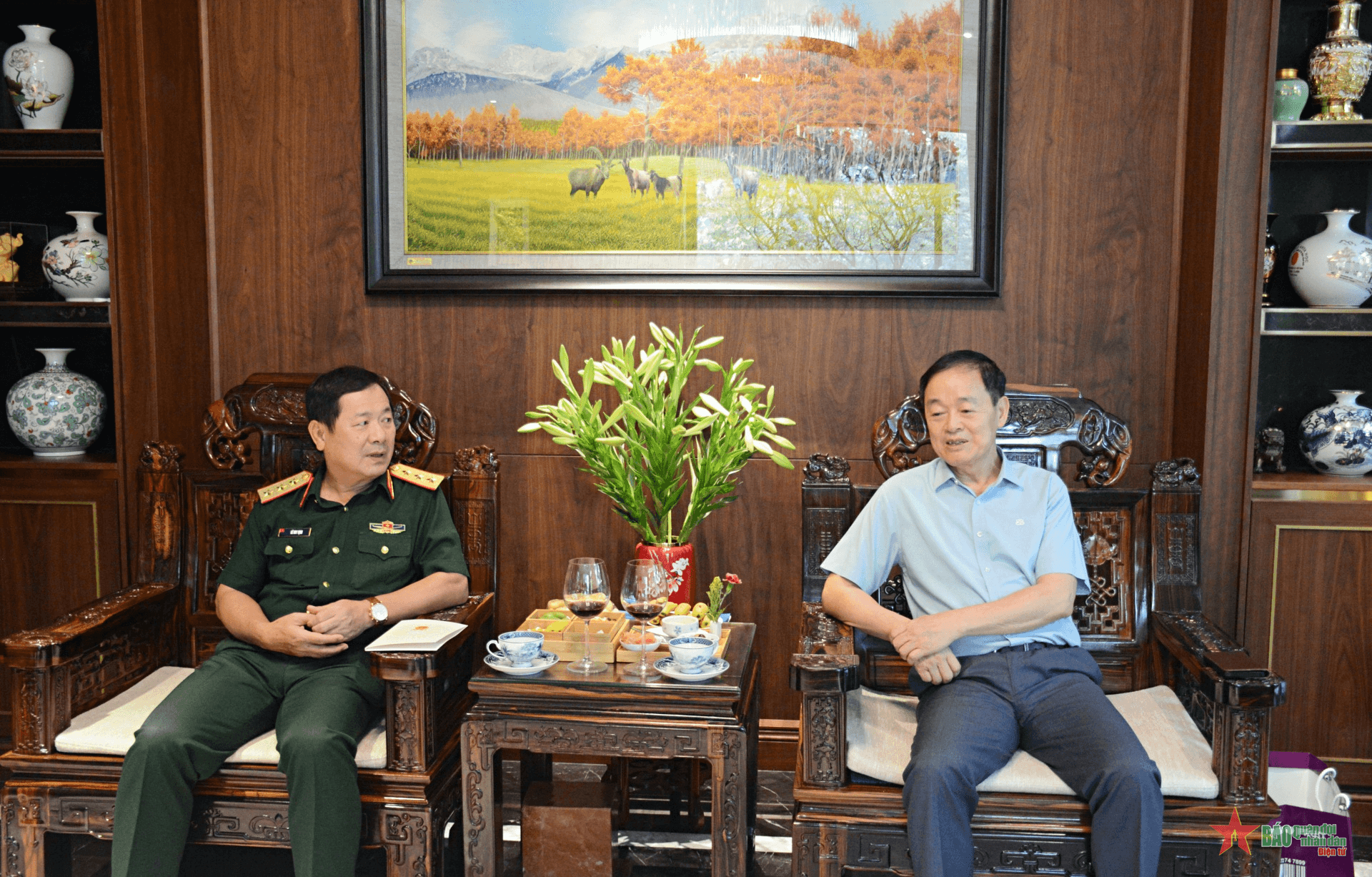 Thượng tướng Lê Huy Vịnh thăm, tặng quà tri ân các đồng chí nguyên lãnh đạo Bộ Quốc phòng