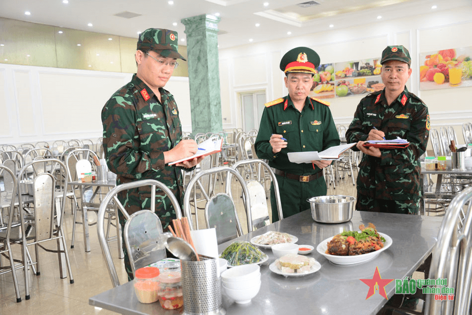 Những người “đi trước, về sau” trong lễ kỷ niệm Chiến thắng Điện Biên Phủ