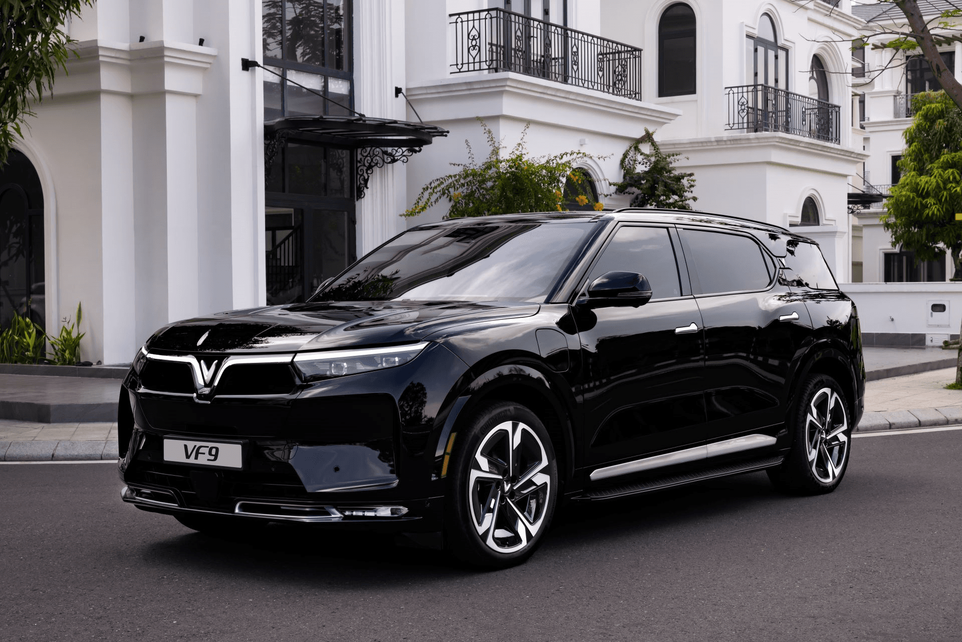 VinFast VF 9 có gì để tự tin cạnh tranh với các xe xăng cùng tầm giá?