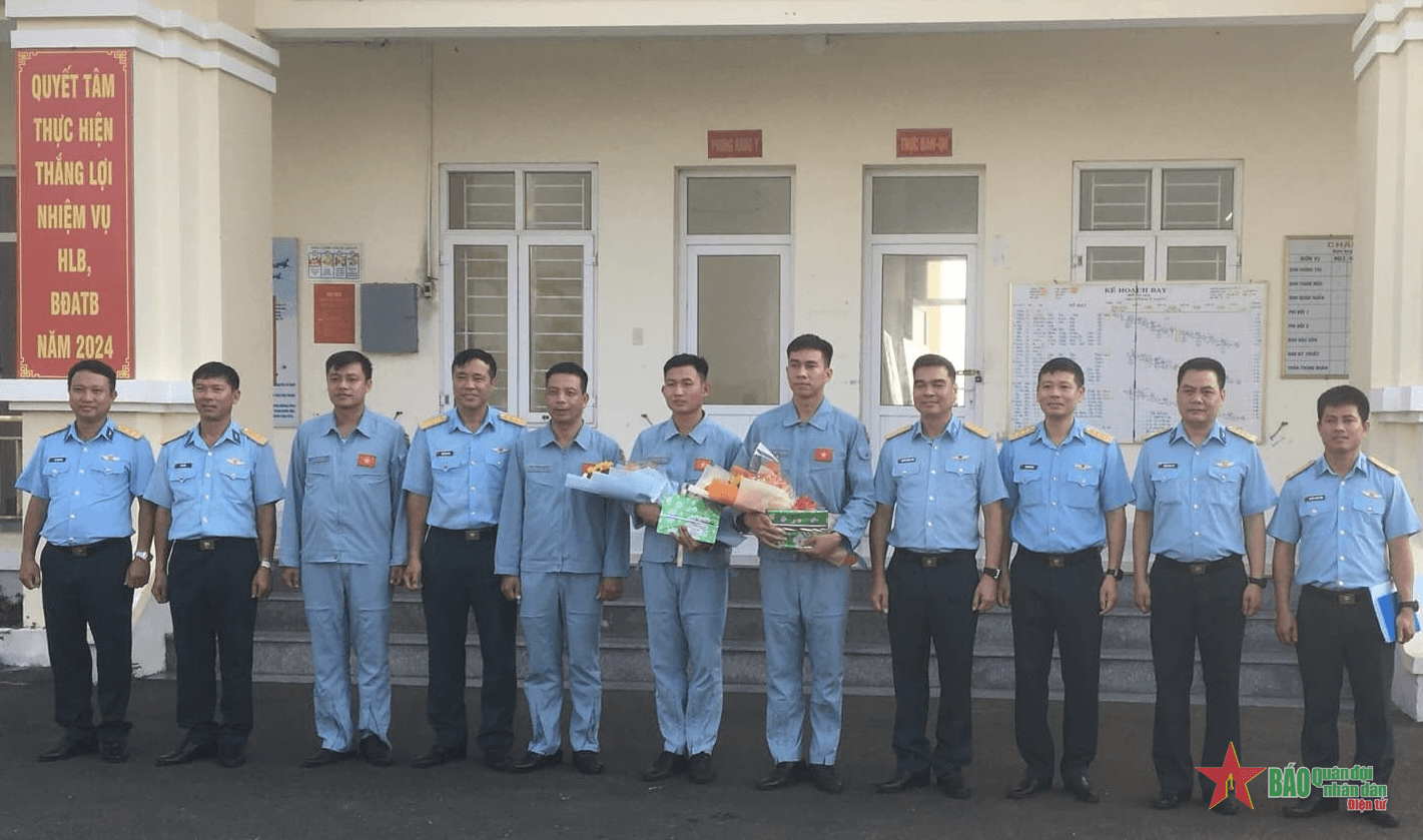 Trung đoàn 915 tổ chức thành công ban bay thả đơn cho học viên phi công
