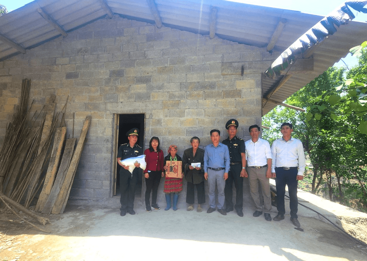 Trao nhà “Mái ấm biên cương” tặng hộ nghèo trên vùng cao biên giới Hà Giang