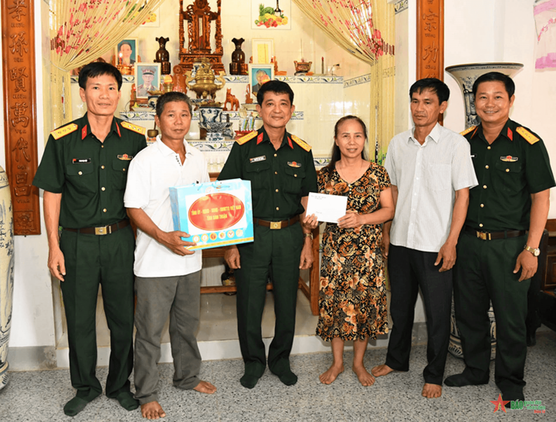 Tỉnh ủy Bình Thuận thăm, tặng quà gia đình các chiến sĩ Điện Biên
