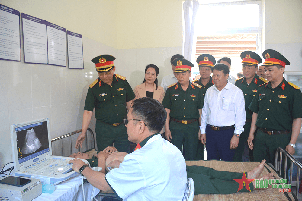 Ấm tình quân dân
