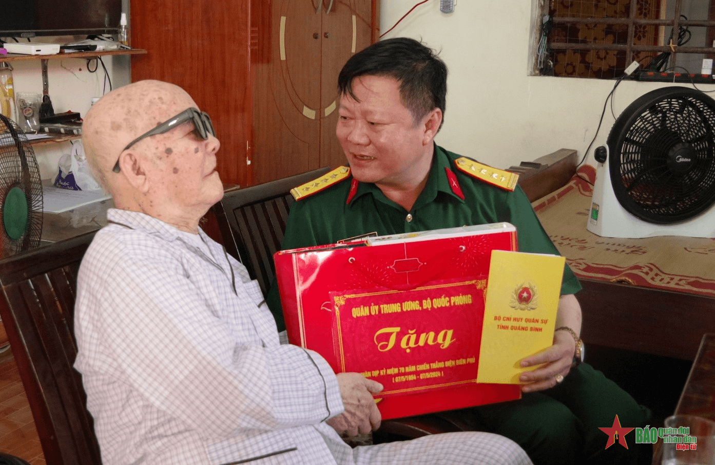 Bộ CHQS tỉnh Quảng Bình thăm, tặng quà chiến sĩ Điện Biên