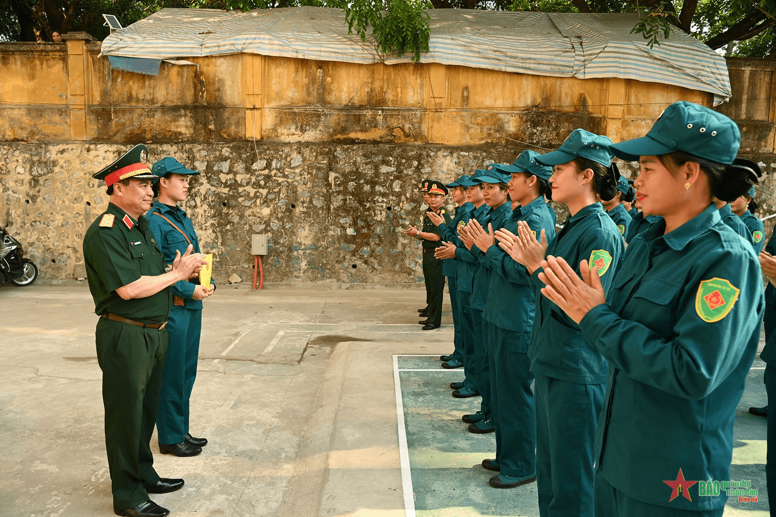 Chính ủy Quân khu 2 thăm, động viên khối nữ dân quân Tây Bắc