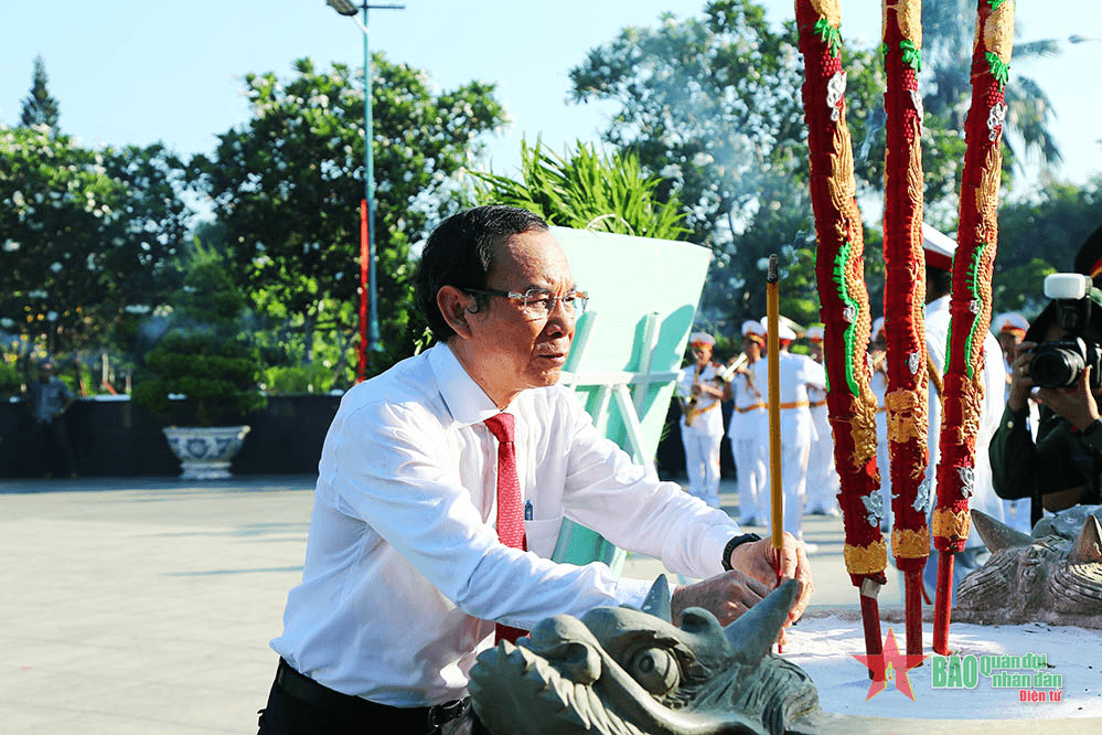 Thành phố Hồ Chí Minh dâng hương, dâng hoa tưởng nhớ các anh hùng liệt sĩ