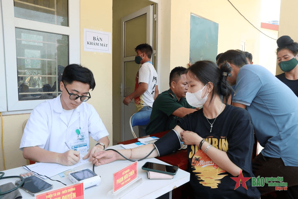 Viện Y học Hải quân khám bệnh, cấp thuốc miễn phí cho đồng bào dân tộc xã Nậm Kè