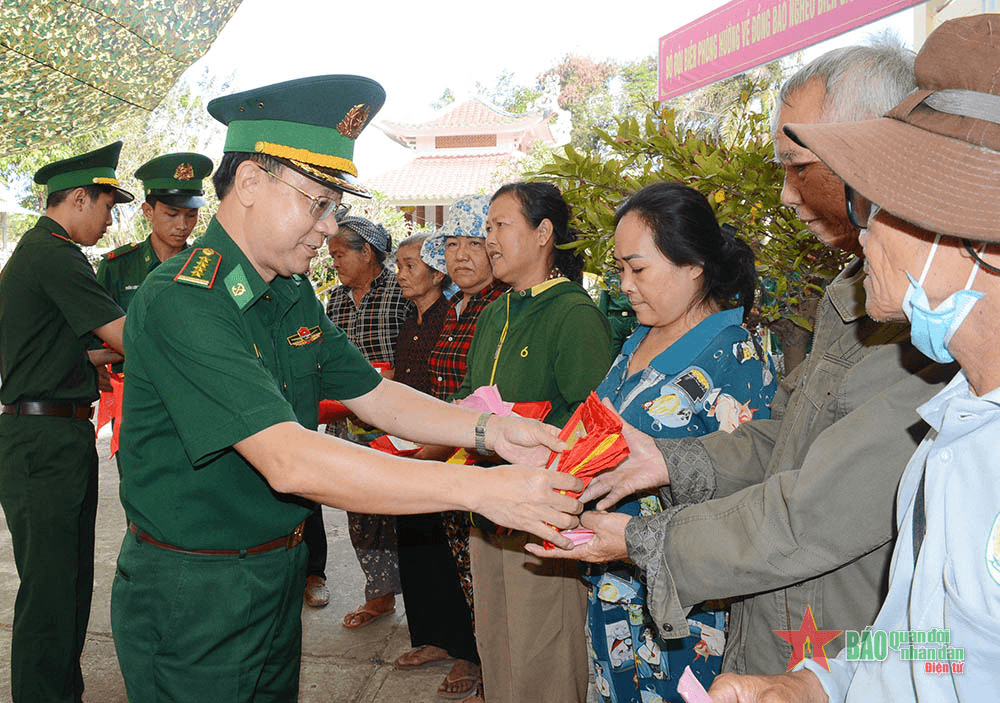 Gần dân, giúp dân để xây dựng địa bàn vững mạnh