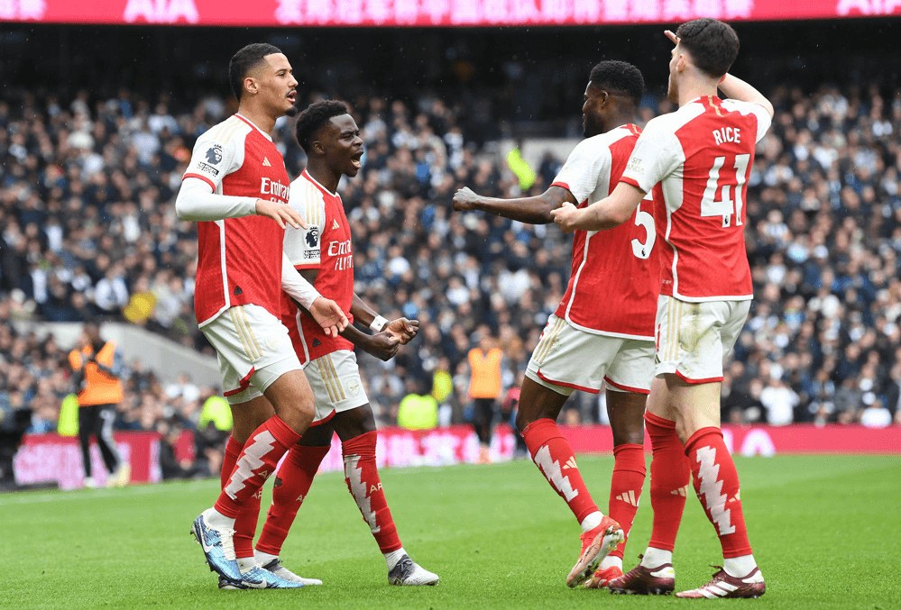 Arsenal thắng chật vật Tottenham