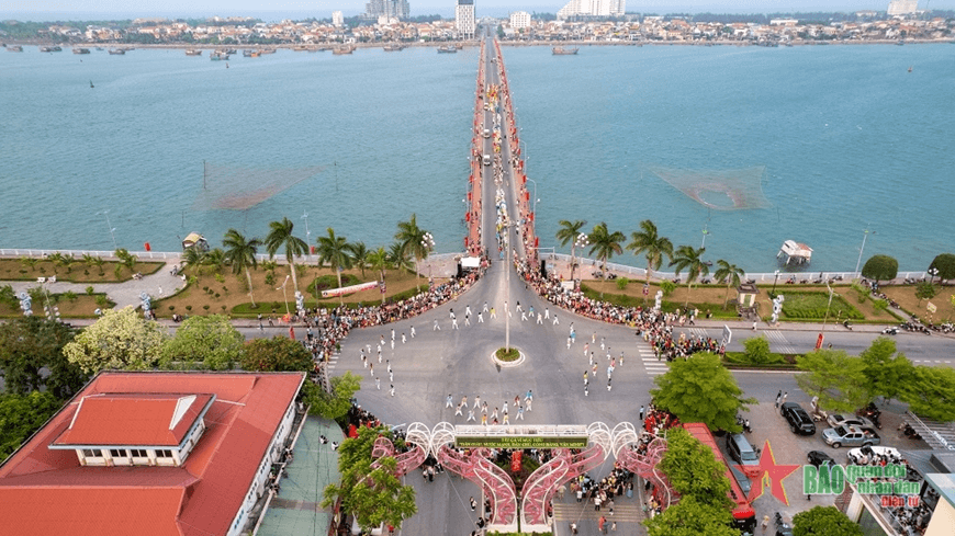 Rực rỡ sắc màu các lễ hội "Tuần Văn hóa - Du lịch Đồng Hới"