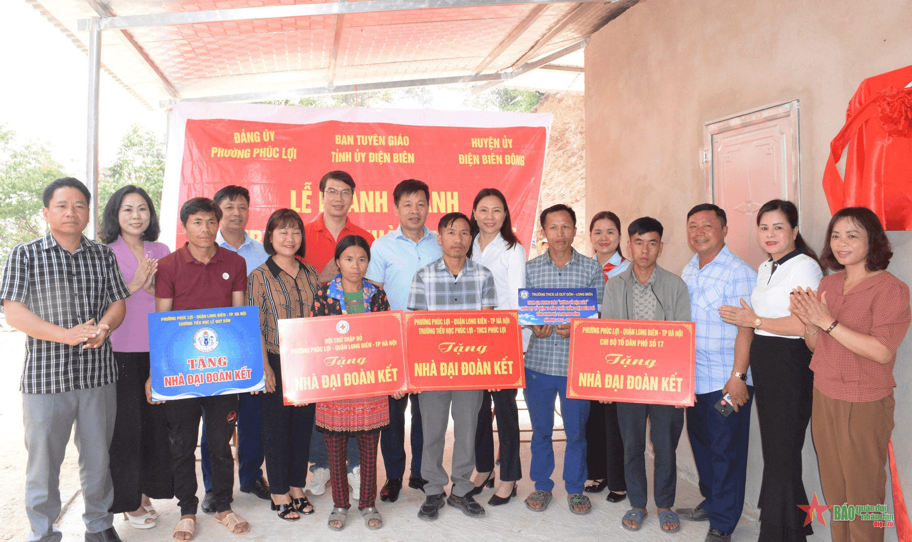 Phường Phúc Lợi tặng nhà “Đại đoàn kết” ở Điện Biên Đông