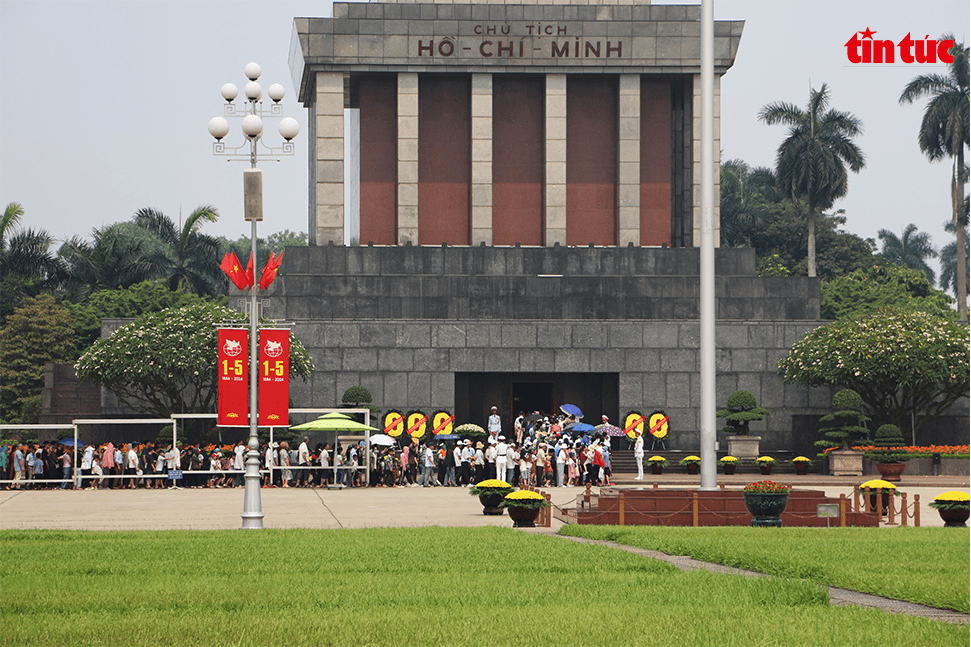 Dòng người xếp hàng dài vào Lăng viếng Chủ tịch Hồ Chí Minh trong ngày nghỉ Lễ 30-4
