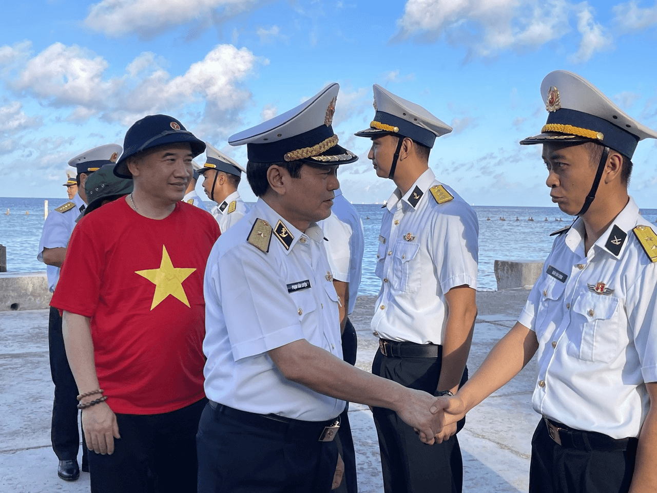 Đoàn đại biểu kiều bào thăm, động viên quân, dân huyện đảo Trường Sa và Nhà giàn DK1