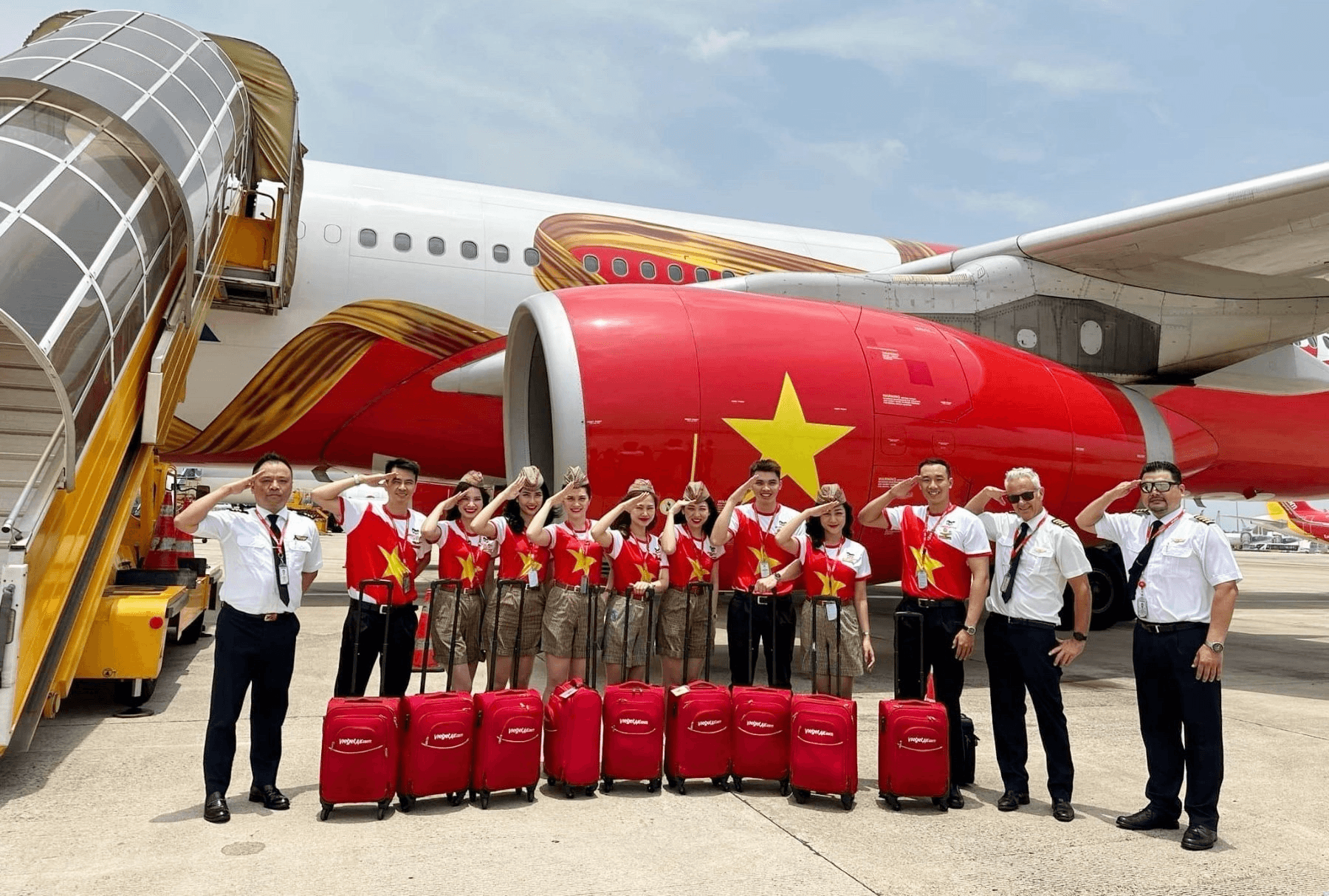 Những chuyến bay rực rỡ cờ đỏ sao vàng dịp lễ 30-4, 1-5