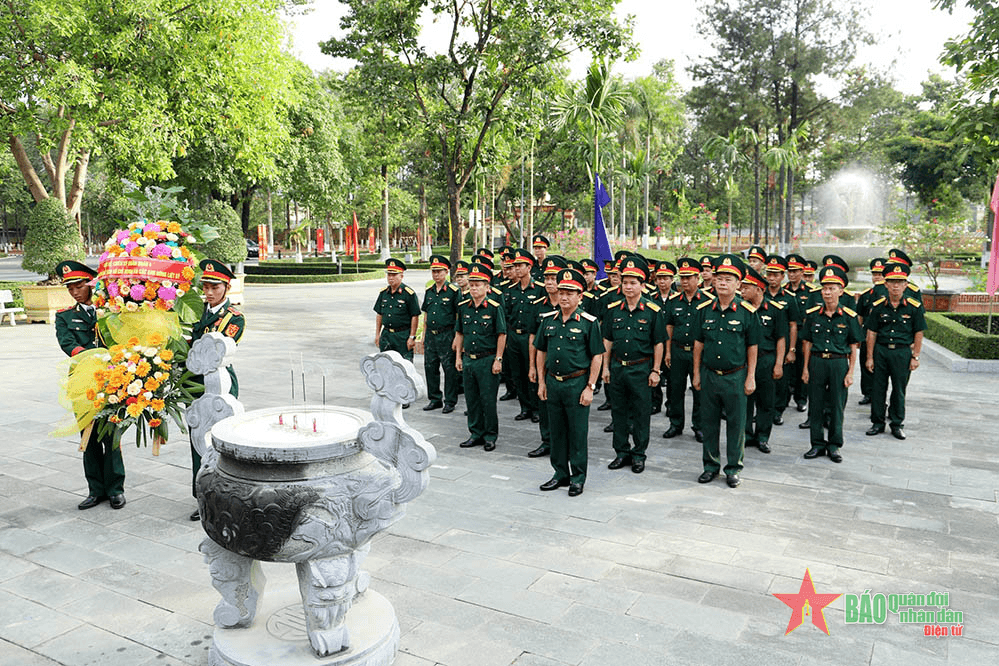 Bộ tư lệnh Quân đoàn 4 dâng hương tưởng nhớ Chủ tịch Hồ Chí Minh và các Anh hùng liệt sĩ