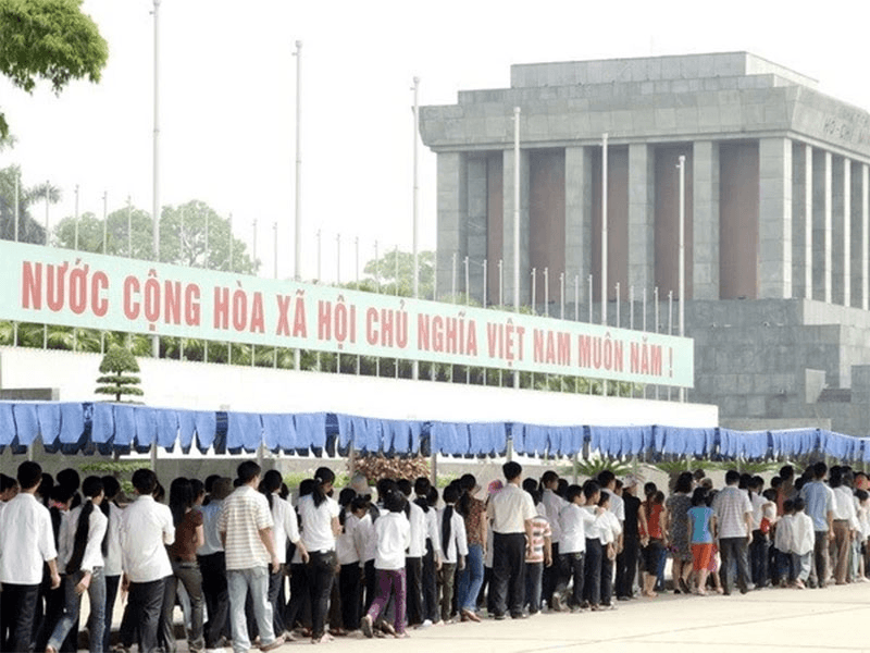 Hơn 61.000 lượt người vào Lăng viếng Bác dịp lễ 30-4 và 1-5