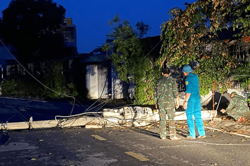 Lực lượng vũ trang thành phố Uông Bí (Quảng Ninh) giúp dân khắc phục hậu quả do lốc xoáy