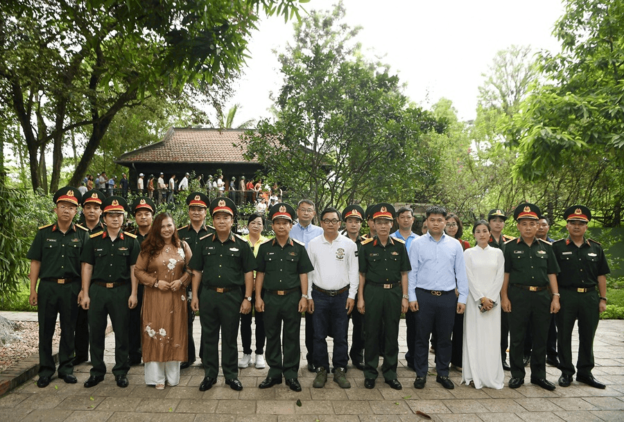 Thiêng liêng trước giờ khai cuộc