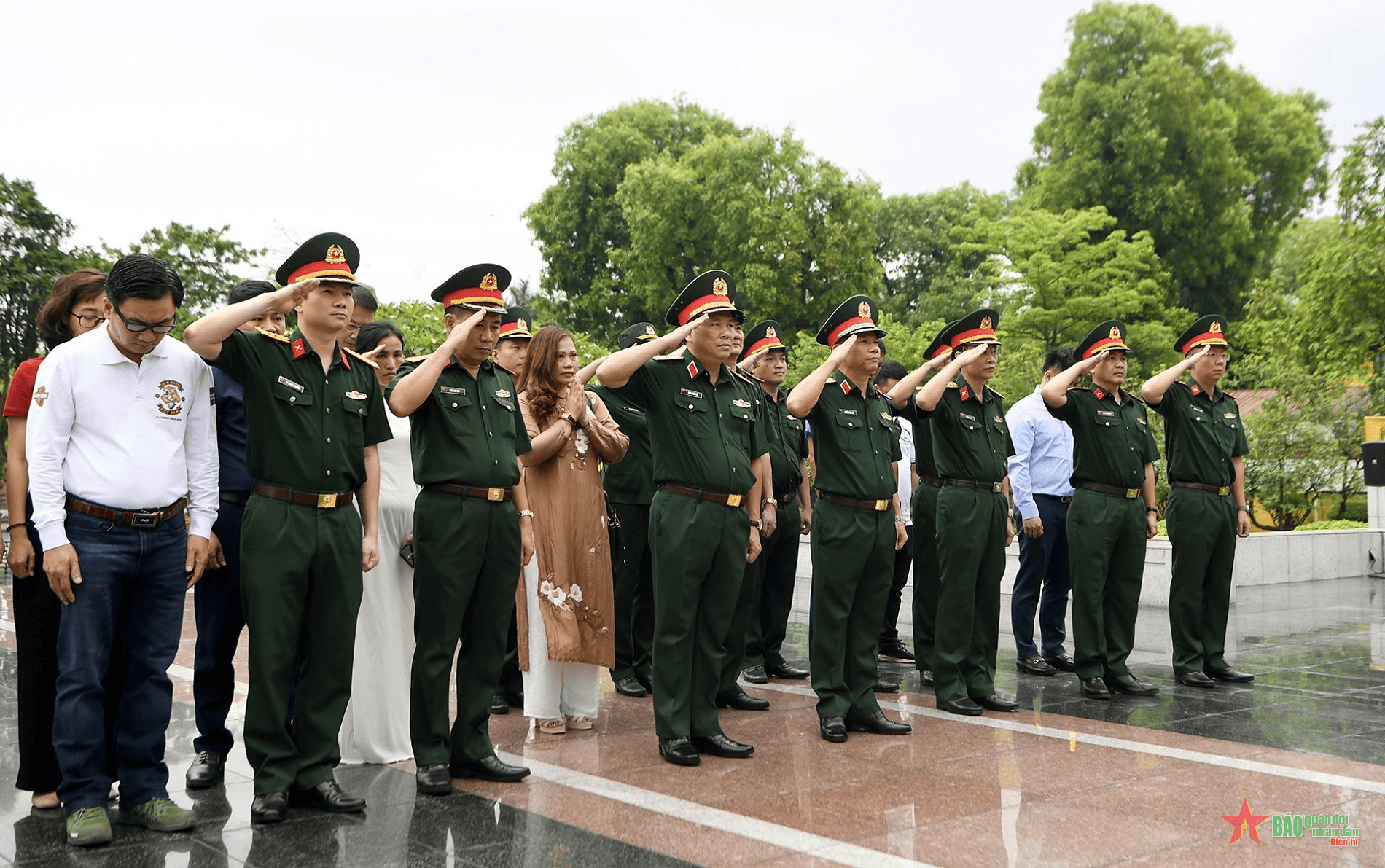 Cuộc đua xe đạp “Về Điện Biên Phủ - 2024, Cúp Báo Quân đội nhân dân”: Ban tổ chức dâng hương tưởng niệm Chủ tịch Hồ Chí Minh và các Anh hùng liệt sĩ