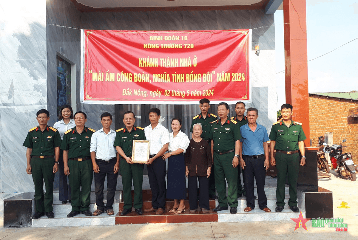 Nông trường 720, Binh đoàn 16 trao tặng nhà “Mái ấm công đoàn, nghĩa tình đồng đội”