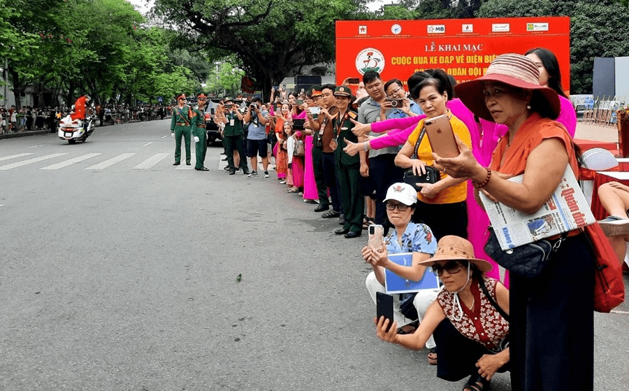 Gia đình 4 thế hệ cùng cổ vũ