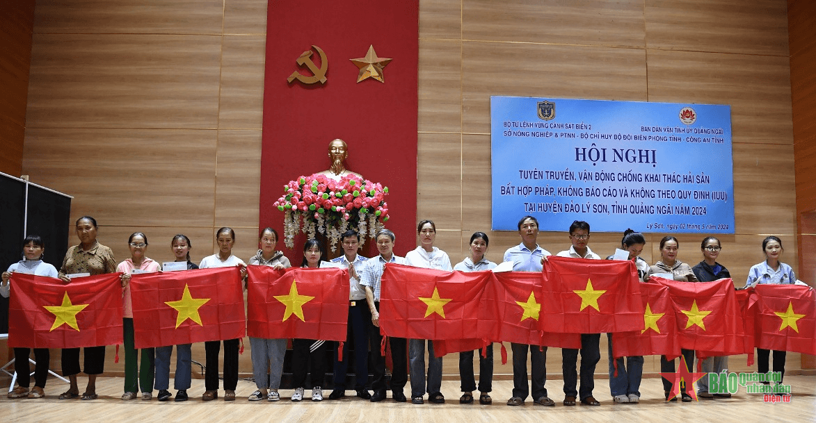 Vùng Cảnh sát biển 2 vận động ngư dân chống khai thác hải sản bất hợp pháp