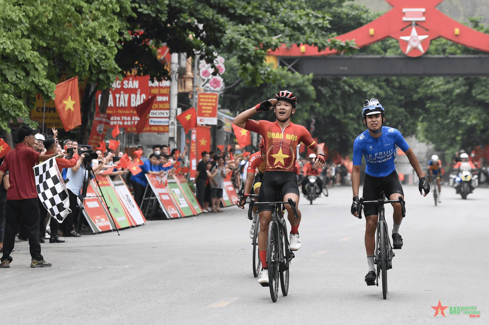 Chặng 2 Cuộc đua xe đạp về Điện Biên Phủ 2024: Tuyển thủ Quân đội Phạm Lê Xuân Lộc giành cú ăn bốn