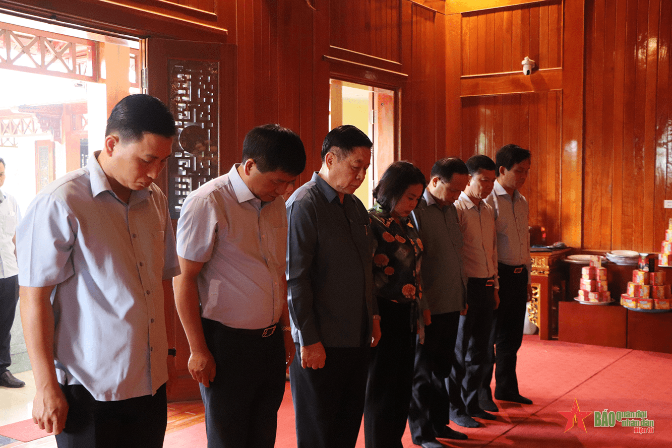 Đồng chí Nguyễn Trọng Nghĩa dâng hương tưởng nhớ Đại tướng Võ Nguyên Giáp
