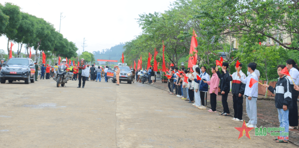 Nhân dân Sơn La chào đón đoàn đua