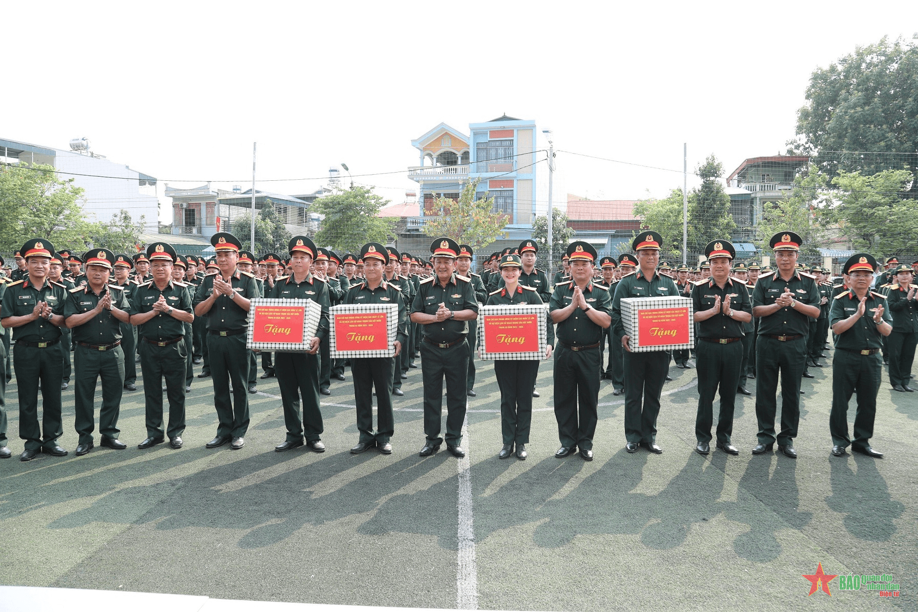 Thượng tướng Võ Minh Lương thăm, tặng quà một số đơn vị Quân đội tham gia diễu binh, diễu hành