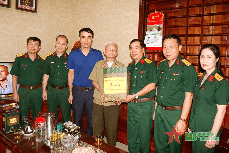 Bộ tư lệnh Quân khu 4 thăm, tặng quà chiến sĩ Điện Biên trên địa bàn TP Vinh