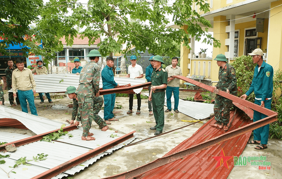 Thừa Thiên Huế: Bộ đội, dân quân khắc phục thiệt hại do lốc xoáy