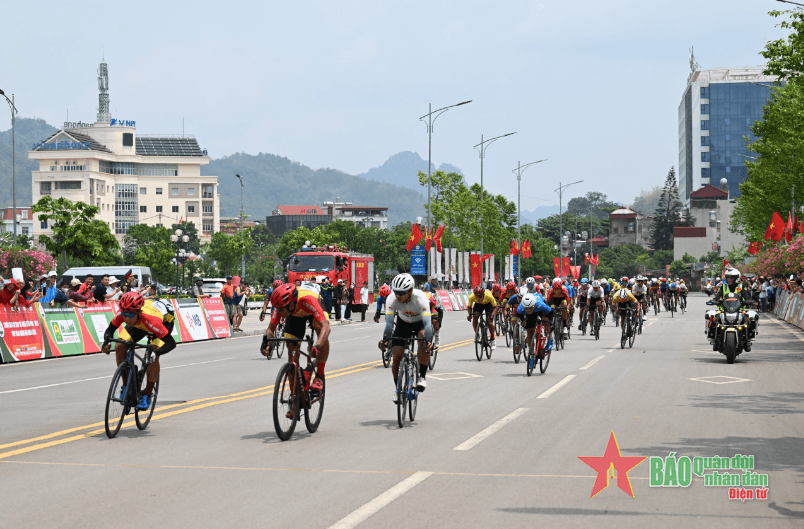 Chặng 3 Cuộc đua xe đạp “Về Điện Biên Phủ-2024, Cúp Báo Quân đội nhân dân”: Trời hửng rồi, tăng tốc về đích thôi!