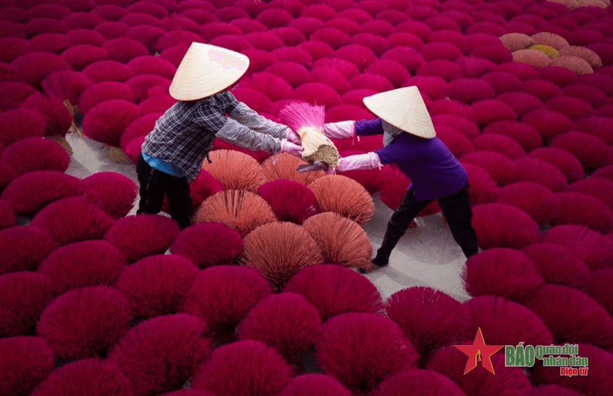 Ngôi làng rực rỡ hương sắc