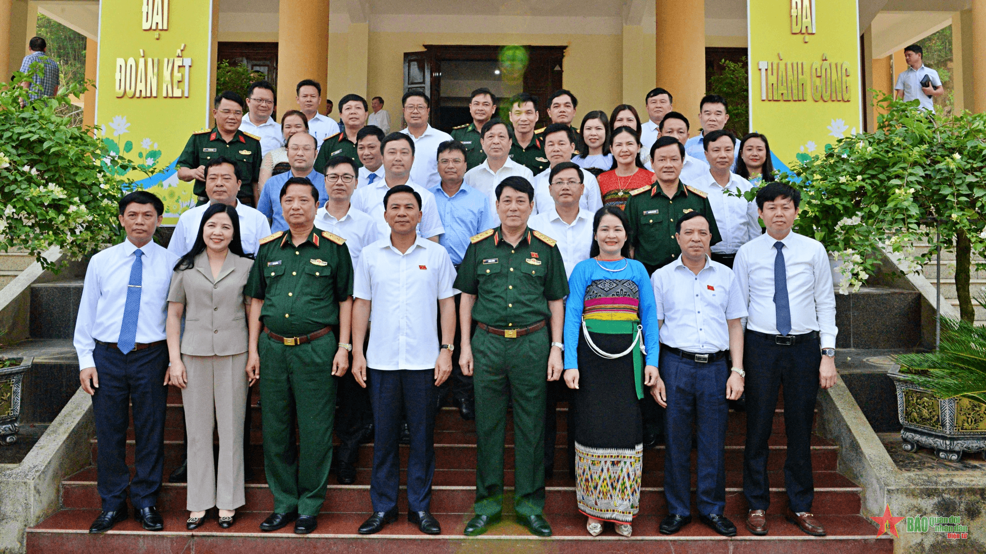 Đại tướng Lương Cường tiếp xúc cử tri huyện Quan Sơn, tỉnh Thanh Hóa