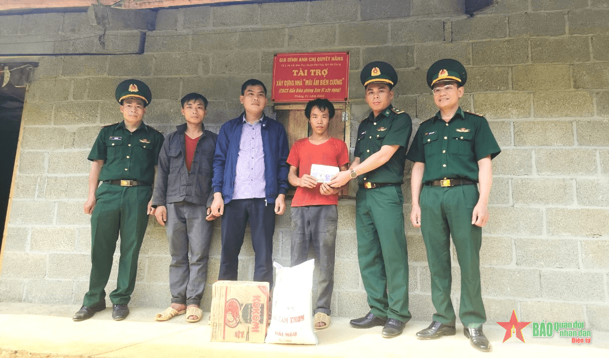 Bộ đội Biên phòng tỉnh Hà Giang trao tặng nhà “Mái ấm biên cương” cho hộ nghèo