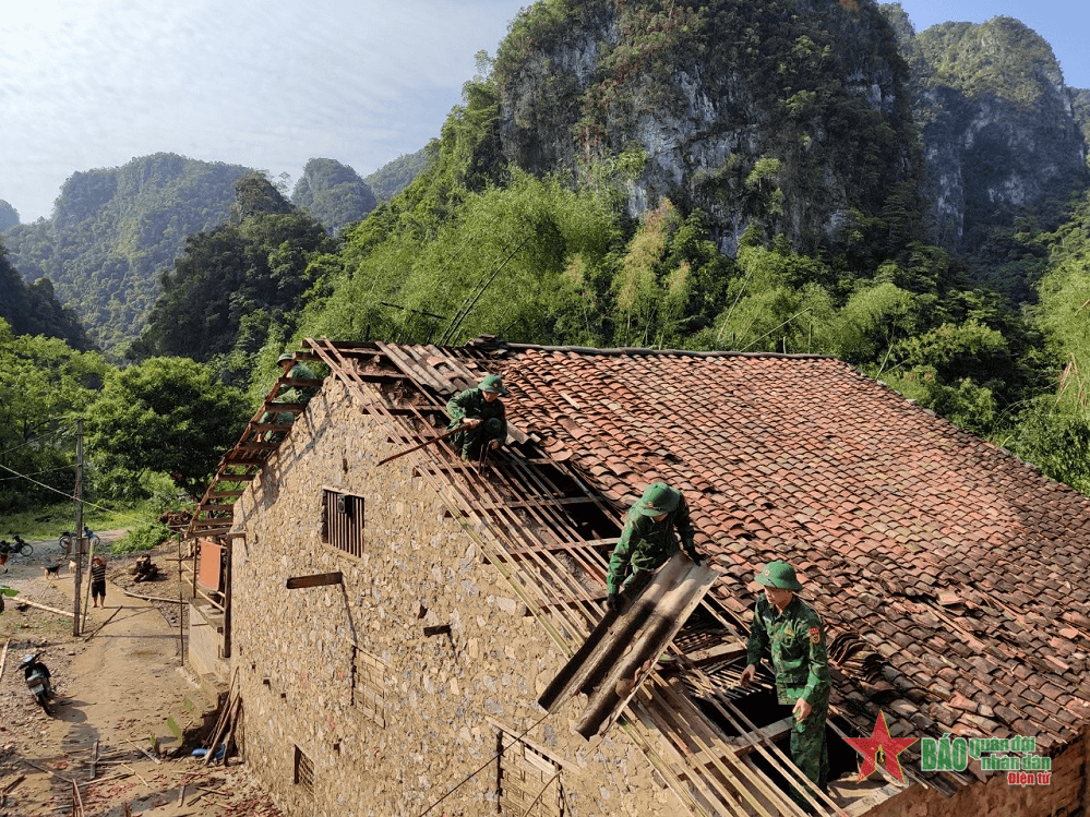 Bộ đội Biên phòng tỉnh Cao Bằng giúp nhân dân khắc phục hậu quả giông lốc