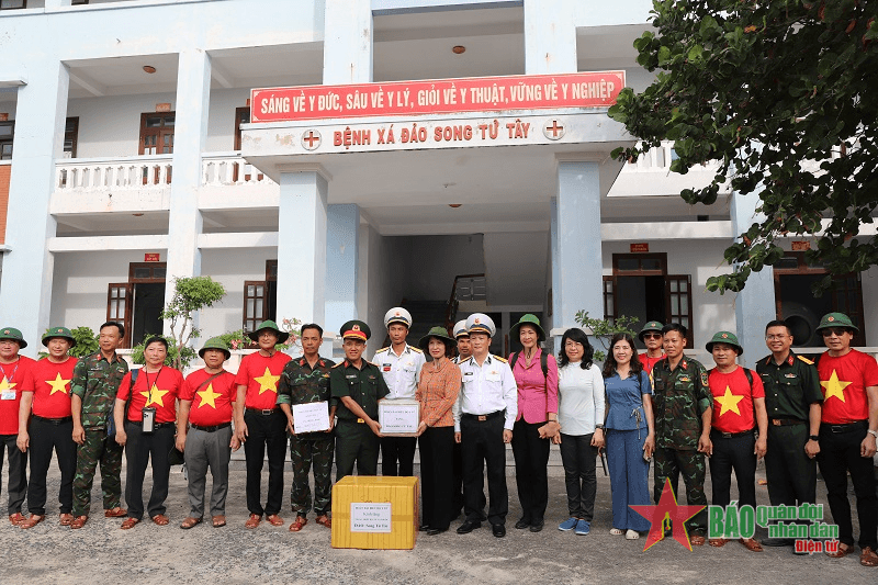 Đoàn công tác số 14 thăm quân và dân tại huyện đảo Trường Sa, nhà giàn DK1