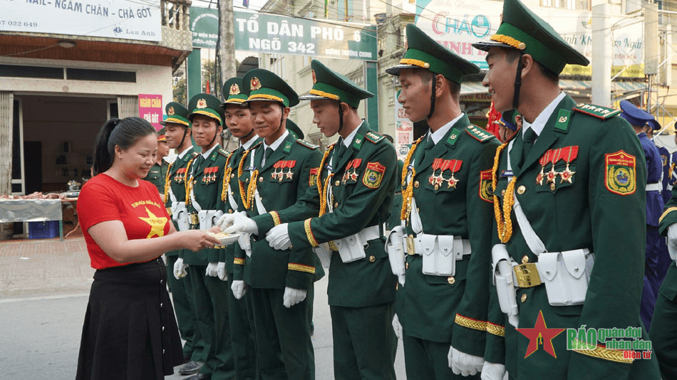 Ấm áp tình người Điện Biên